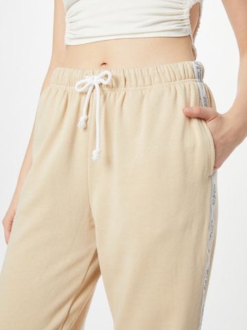 LEVI'S ® Zwężany krój Spodnie 'Graphic Laundry Sweatpant' w kolorze beżowy