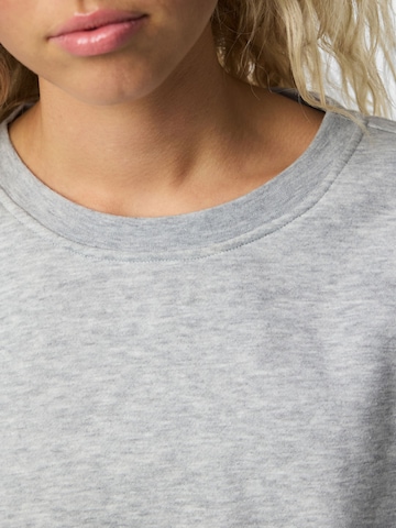 Sweat-shirt 'PCChilli' PIECES en gris