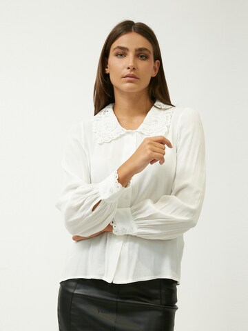 Influencer Blouse in White: front