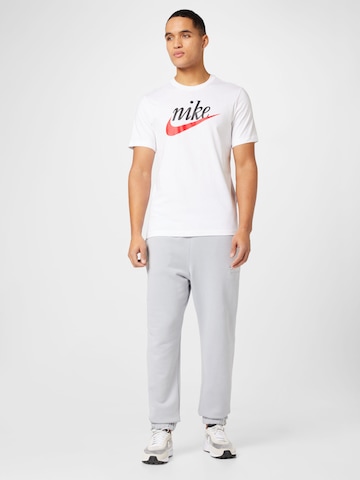 Tricou 'FUTURA 2' de la Nike Sportswear pe alb