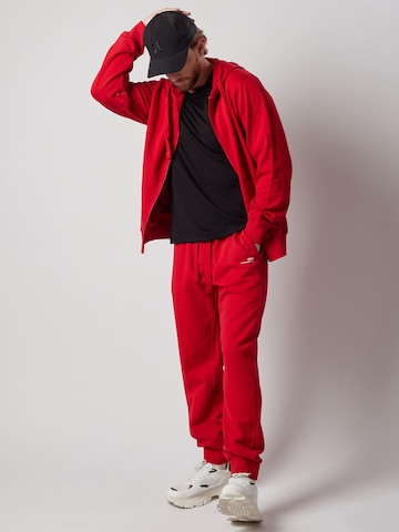 Regular Pantalon 'Joggers Felpati' OWN Off With Nature en rouge : devant