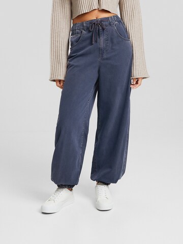 Bershka Tapered Hose in Blau: predná strana