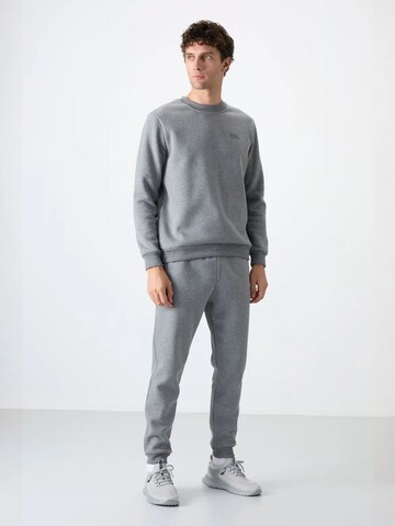 Completo per l'allenamento di Tommy Life in grigio