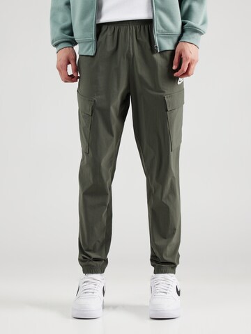 Effilé Pantalon cargo 'CLUB' Nike Sportswear en vert : devant