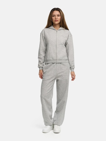 cfab (formerly creamy fabrics) - Pierna ancha Pantalón 'Everyday Carrot' en gris