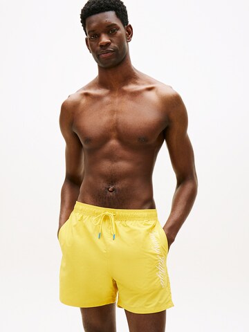 TOMMY HILFIGER Badeshorts in Gelb: Vorderseite