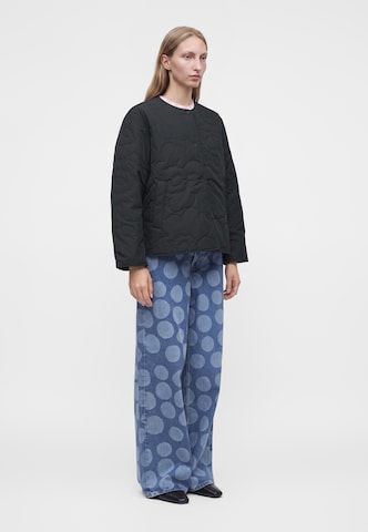 Marimekko Välikausitakki 'KAPSELI PIIRTO UNIKKO' värissä musta