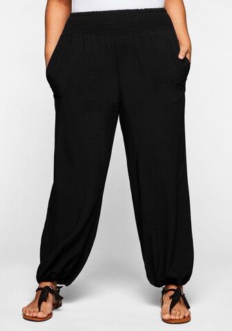 SHEEGO - Tapered Pantalón en negro: frente