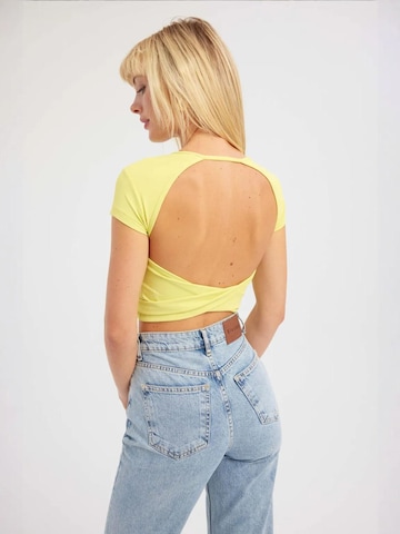 Hiccup Shirt 'Crop Top' in Yellow: front