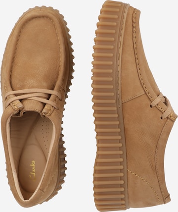 CLARKS Snøresko 'Torhill Bee' i beige