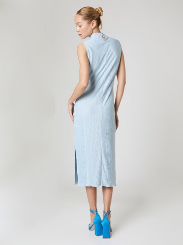 Robe 'Tilda' ABOUT YOU x Laura Giurcanu en bleu