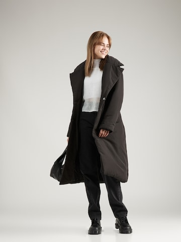 ABOUT YOU Zimní kabát 'Greta' – černá