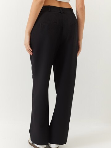 Bianco LucciLoosefit Hlače s naborima - crna boja