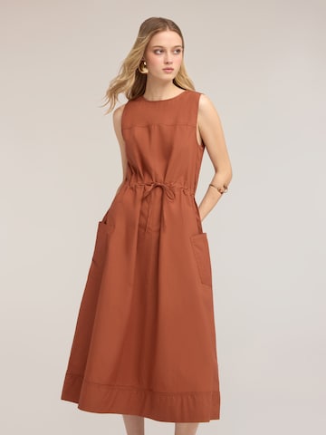 MOTIVI Dress in Brown: front