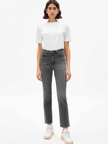 Coupe slim Jean 'Lejaani' ARMEDANGELS en gris