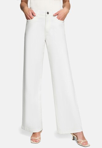 zero Regular Jeans in White: front