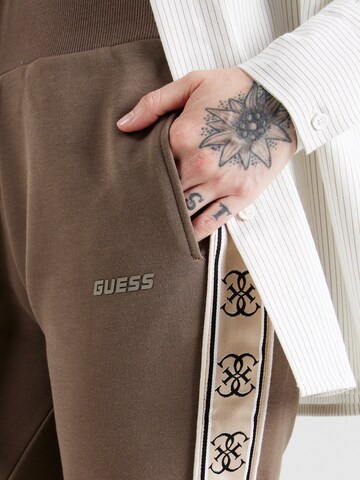 GUESS - Tapered Pantalón deportivo 'BRITNEY' en marrón