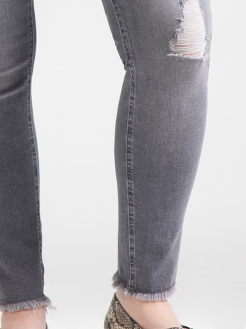 Slimfit Jeans 'CARWILLY' di ONLY Carmakoma in grigio
