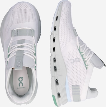 Sneaker bassa 'Cloudnova' di On in bianco