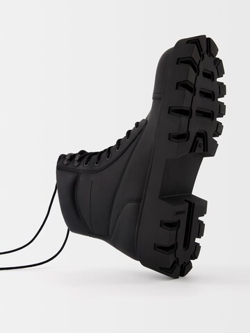 Bershka Schnürboots in Schwarz