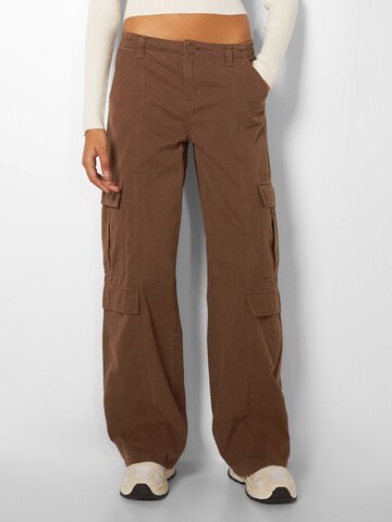 Bershka Loose fit Cargo trousers in Brown: front