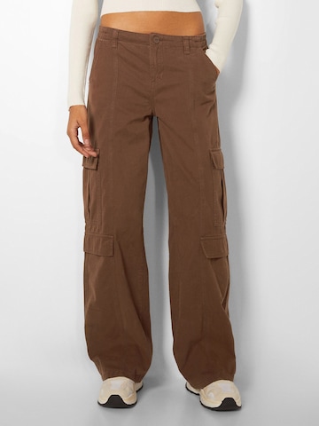 Loosefit Pantalon cargo Bershka en marron : devant