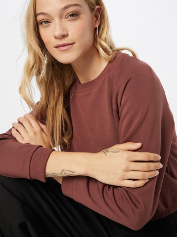 Sweat-shirt 'Hailey' ABOUT YOU en marron