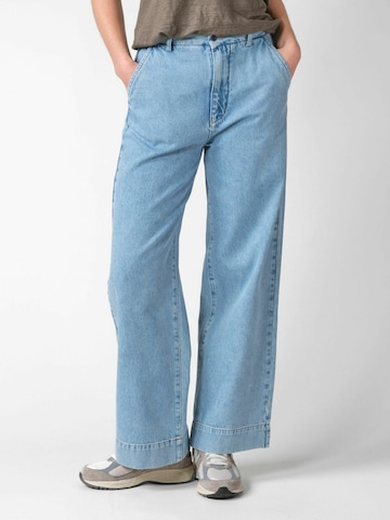 Jean ' Lydia ' Klitmøller en bleu : devant