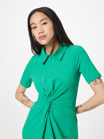 Warehouse - Vestidos camiseiros em verde