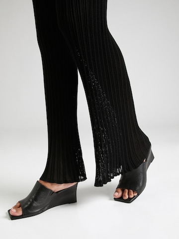 Coupe slim Pantalon 'Rebecca' ABOUT YOU x Toni Garrn en noir