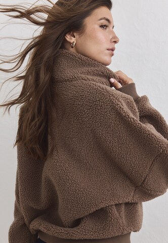 Aim'n Athletic Sweater in Brown