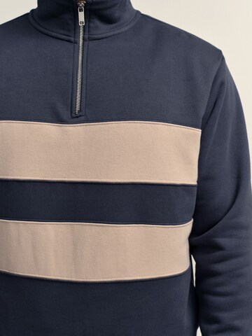 Next Суичър в синьо