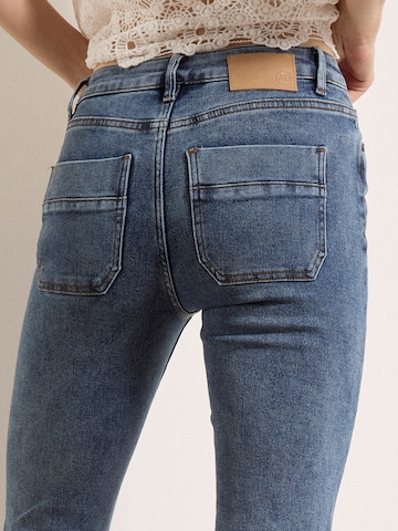 évasé Jean Apricot en bleu