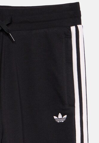 ADIDAS ORIGINALS - Tapered Pantalón en negro