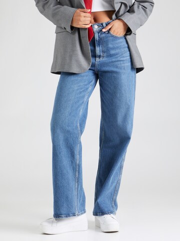 Tommy Jeans Loosefit Džíny 'CLAIRE' – modrá: přední strana