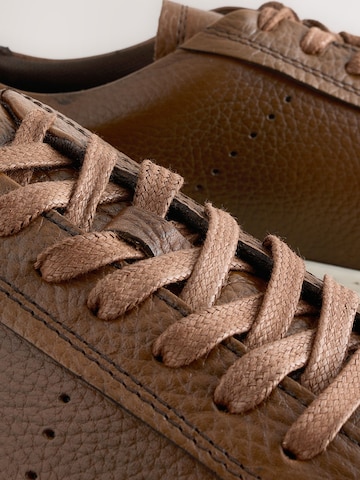 Sneaker bassa di Next in marrone