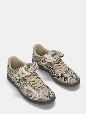 Pull&Bear Sneaker in Grau