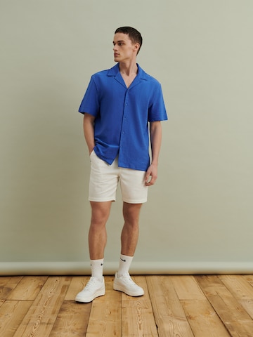 DAN FOX APPAREL Comfort Fit Skjorte 'Johann Terry' i blå