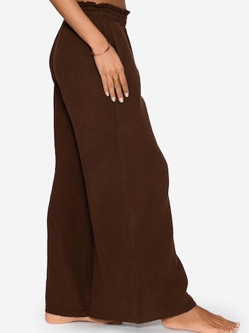 SASSYCLASSY Loosefit Hose‌ in Braun