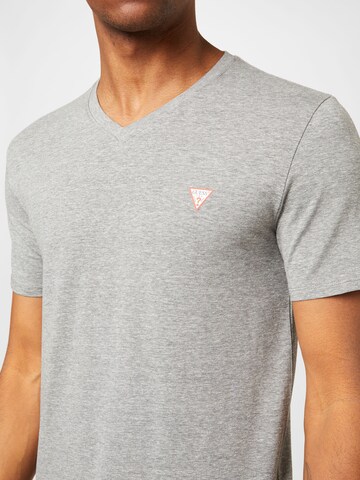 T-Shirt GUESS en gris