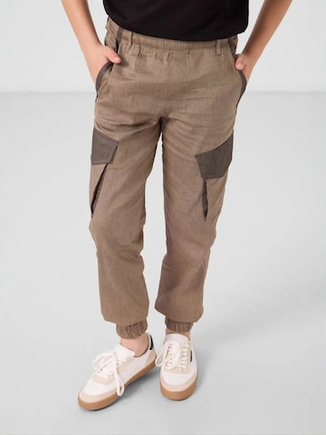 Pantalon 'TOMMY Kinder Cargo-Joggerhose' Tommy Life en marron : devant