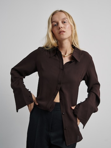 ABOUT YOU x Marie von Behrens - Blusa 'Frances' en marrón: frente