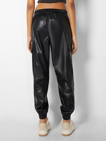 Bershka Tapered Cargobroek in Zwart