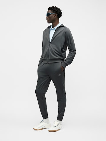 ADIDAS ORIGINALS Jogging ruhák 'TECH ESS' - szürke