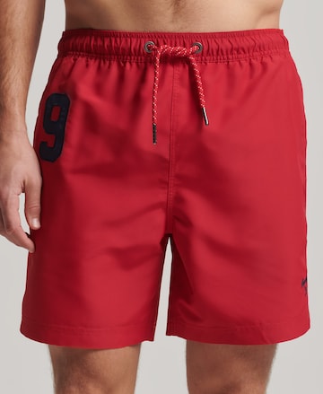 Shorts de bain Superdry en rouge : devant