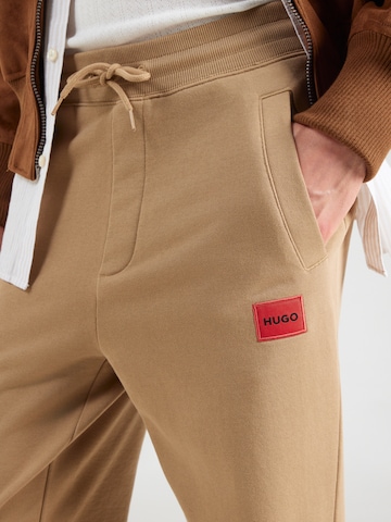 HUGO Tapered Nadrág 'Doak212' - bézs