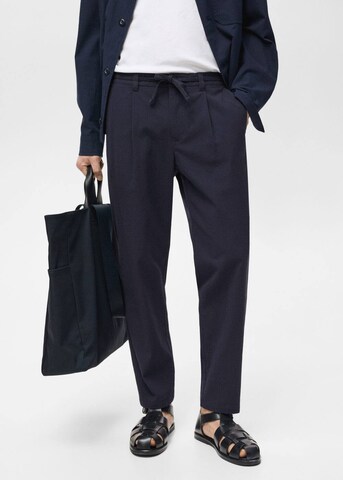 MANGO MAN Regular Pleat-Front Pants in Blue: front