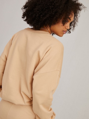 Sweat-shirt 'Rosie' A LOT LESS en beige