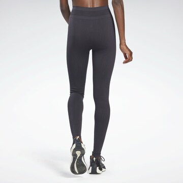 Skinny Pantaloni sportivi di Reebok in grigio