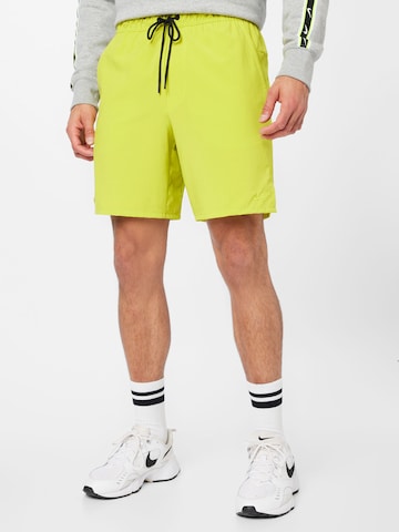 Regular Pantaloni sport de la NIKE pe verde: față